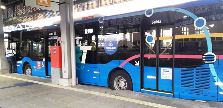 Transporte gratuito em Salvador no segundo turno: ônibus, BRT e Elevador Lacerda sem tarifa no domingo (25)<span style='display:block;font-size:0.55em;font-weight:400;line-height:1.35;color:#555;margin-top:10px'>Gratuidade vale das 6h às 20h, com 100% da frota de dias úteis nas ruas para facilitar o deslocamento dos eleitores.</span>