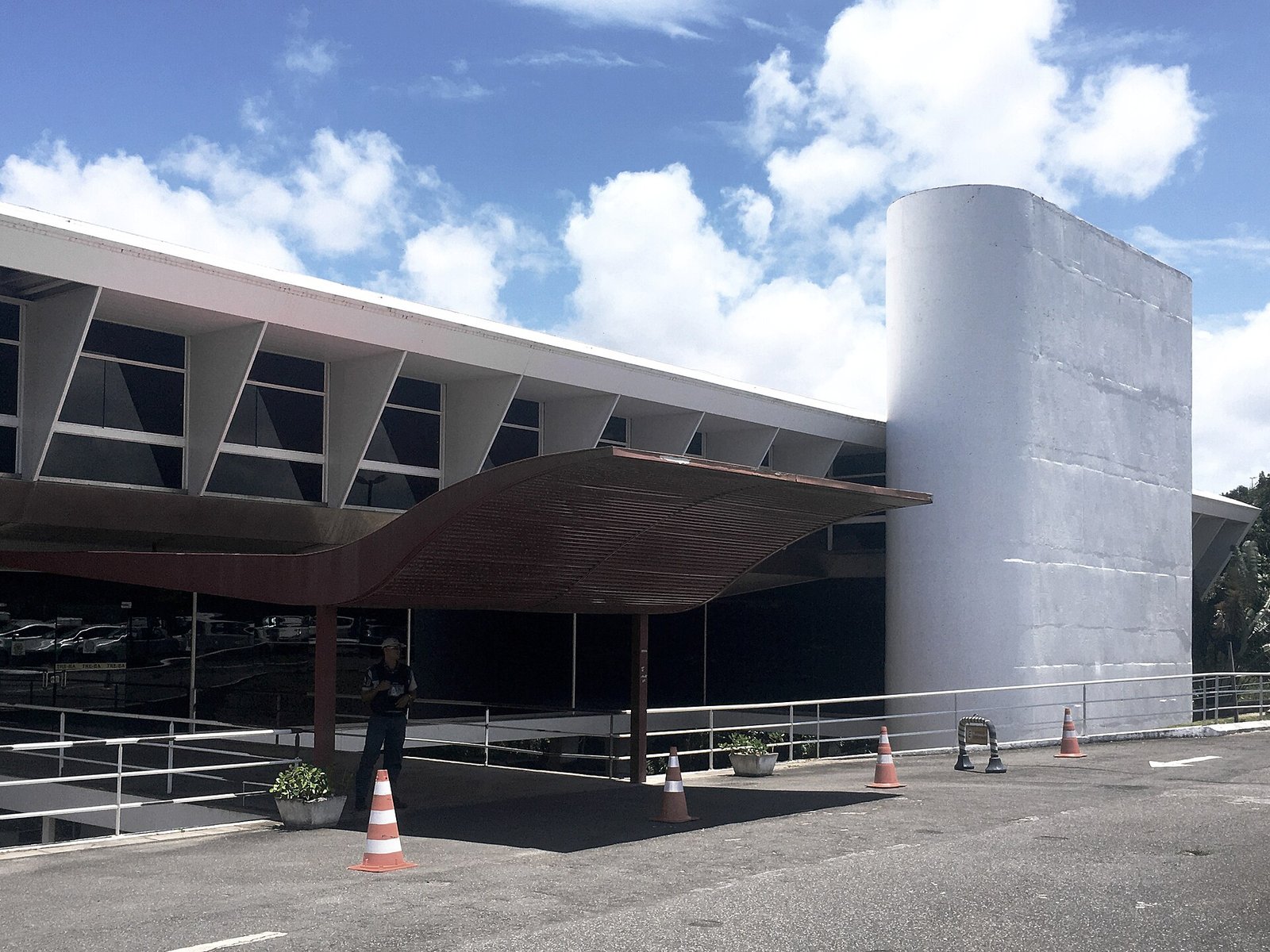 Entrada da sede do Tribunal Regional Eleitoral da Bahia, em Salvador