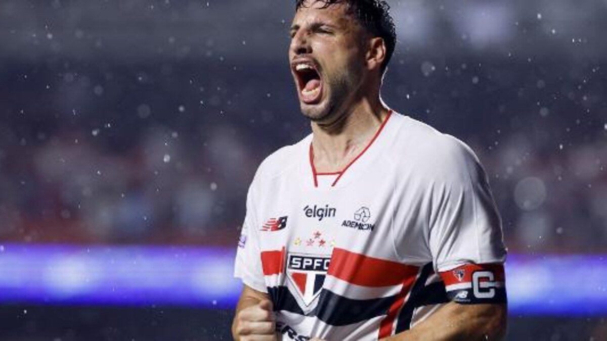 Calleri comemora gol do São Paulo contra o Vitória no Morumbis